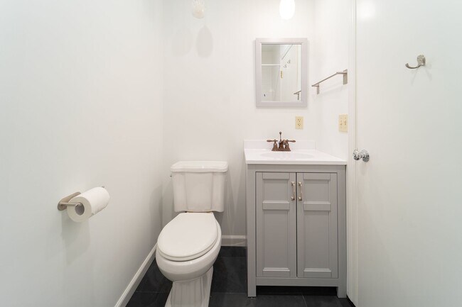 Building Photo - Newly Remodel Home in West Hills!