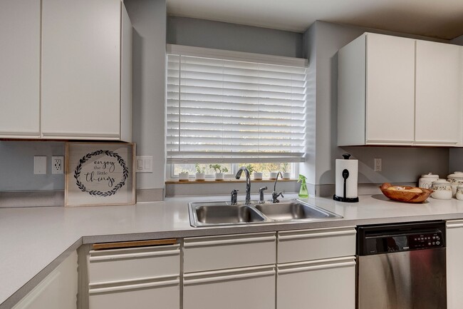 Building Photo - Second Story 2 bed 2 bath condo - W/S/G included!