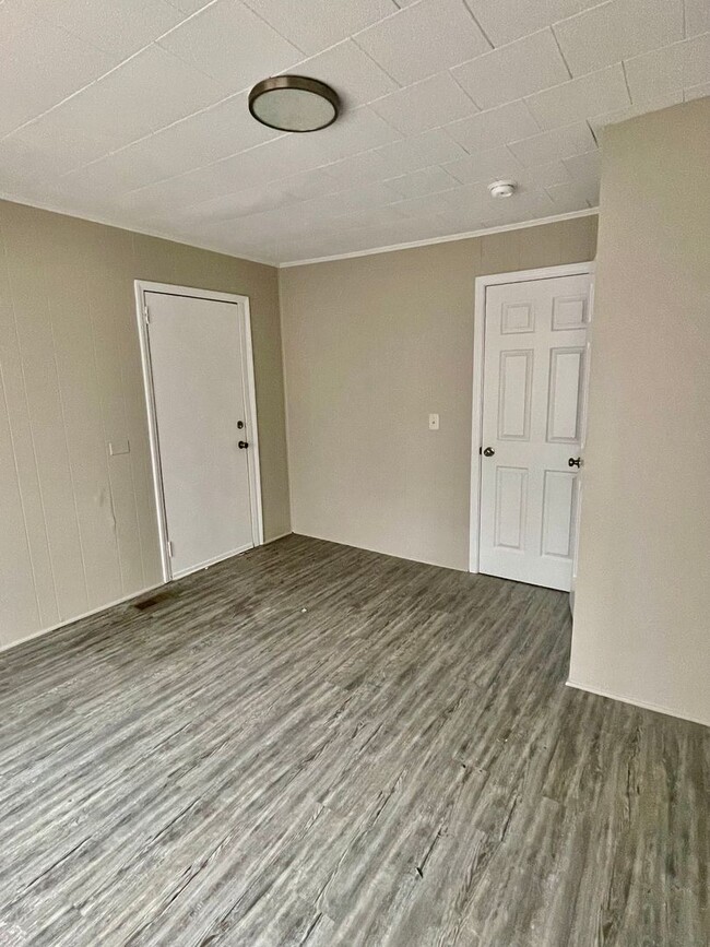 Building Photo - Take a look at this Adorable 3 bedroom 1 b...