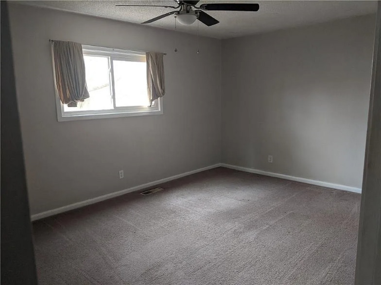 Building Photo - 5026 Rosslyn Ave