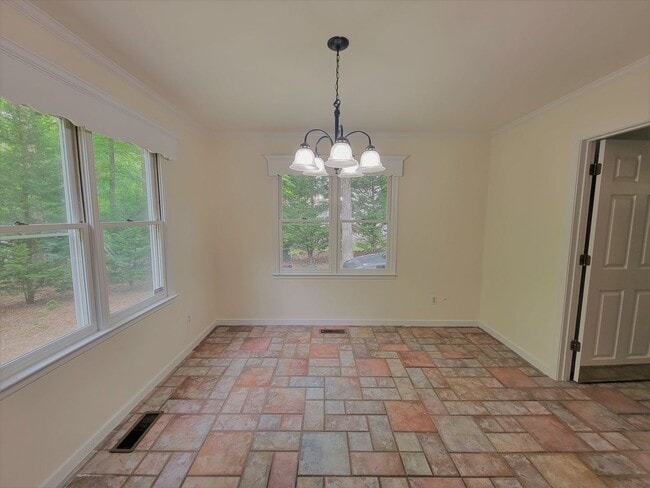Building Photo - Spacious 3 bedroom 2.5 bath home in South ...