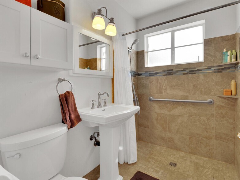 Building Photo - 1022 E Keim Dr