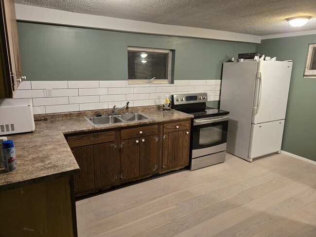 Sized kitchen with backsplash - 311 Fountain St