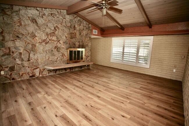 Building Photo - Mid-Century Modern 3Br 2Ba on 1/2ac with View!