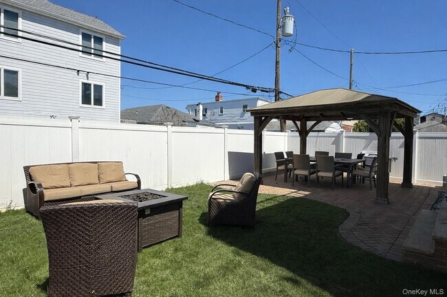 Building Photo - 227 W Pine St