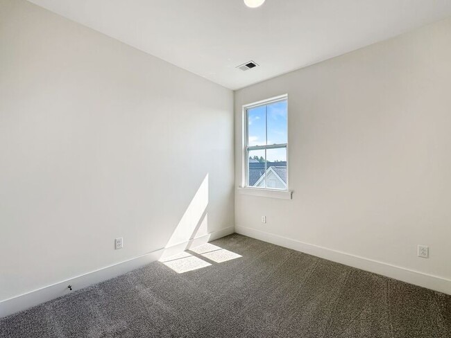 Building Photo - 258 Symphony Ave