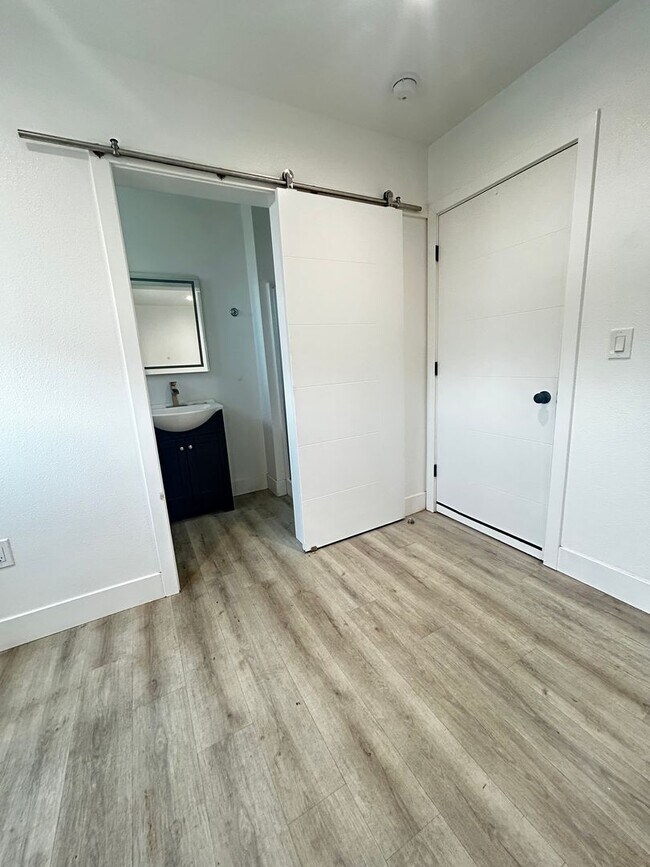 Building Photo - PRIVATE ROOM WITH PERSONAL BATHROOM & SHOWER