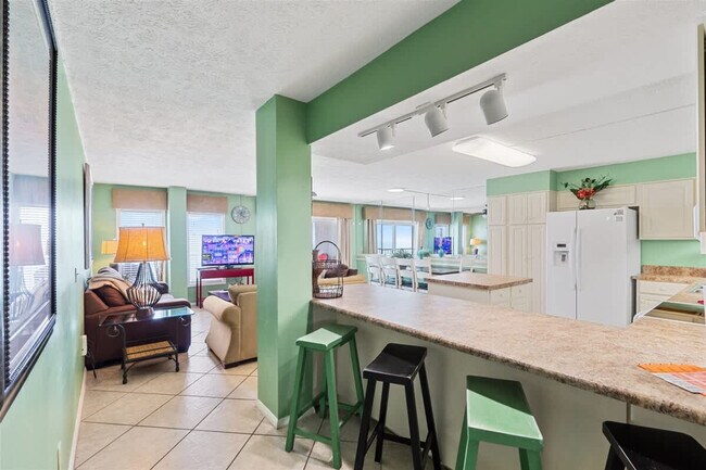 Building Photo - 8743 Thomas Dr