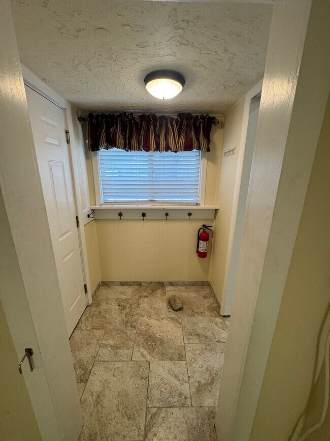 Building Photo - Charming Pet Friendly House 2 Bedroom/1.5 ...