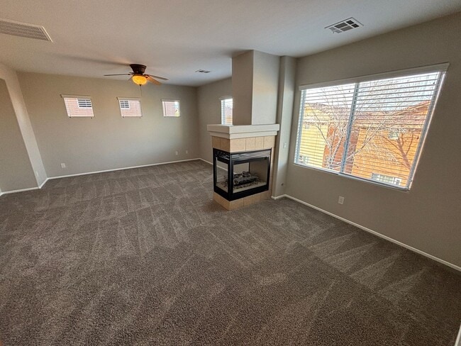 Building Photo - Gorgeous 6Bed/5Bath/4Car, 2-Story Home located in the Mountains Edge