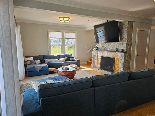 Building Photo - 62 Cosey Beach Ave
