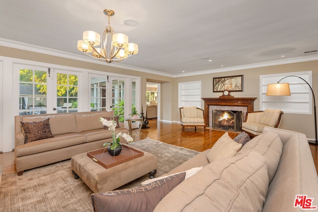 Building Photo - 723 Sierra Dr