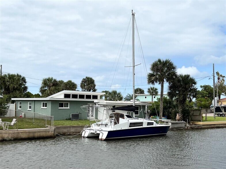 NEIGHBOR WITH SHALLOW DRAFT BOAT - 211 Sandy Cir