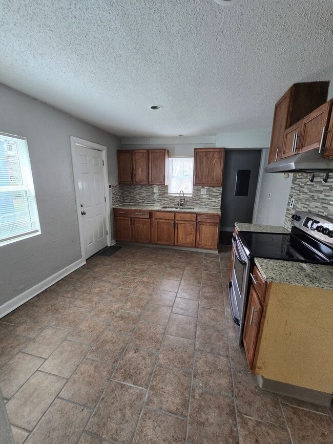 Building Photo - 2 bedrooms 1 bath renovated ready for move in