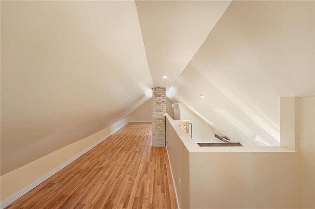 Building Photo - 32 Richmond St