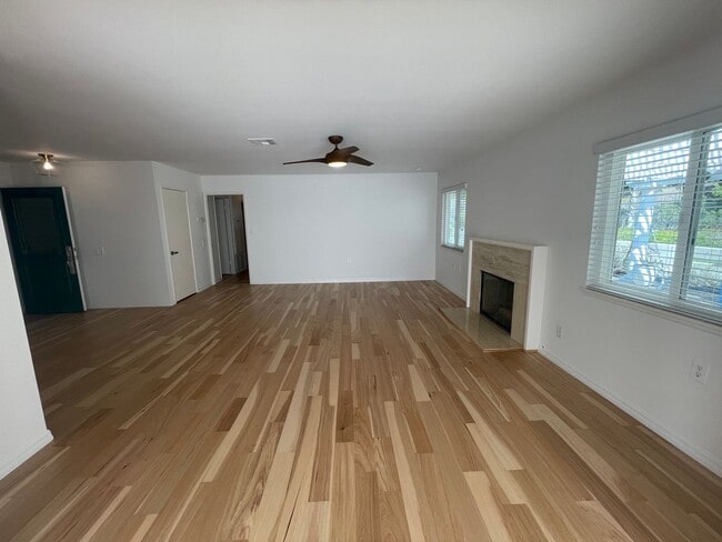 Building Photo - Awesome home on massive lot, 55+ community