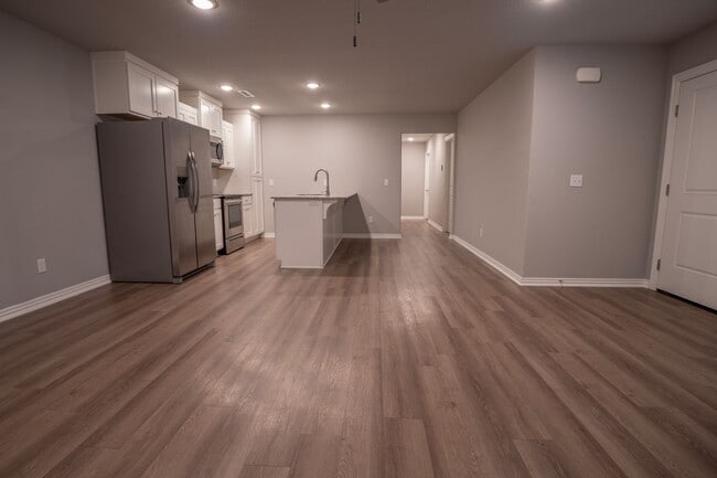 Building Photo - Beautiful 3 Bedroom 2 Bath Duplex!