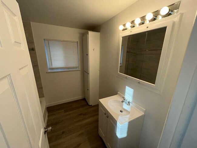 Building Photo - Colonial Ready For You