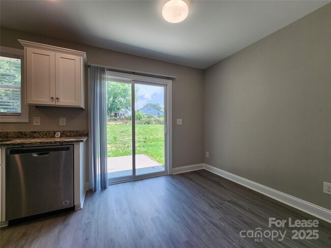 Building Photo - 2210 Brookview Ave