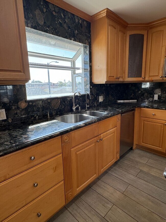 Building Photo - Wonderful Family Home in Mandalay Shores –...