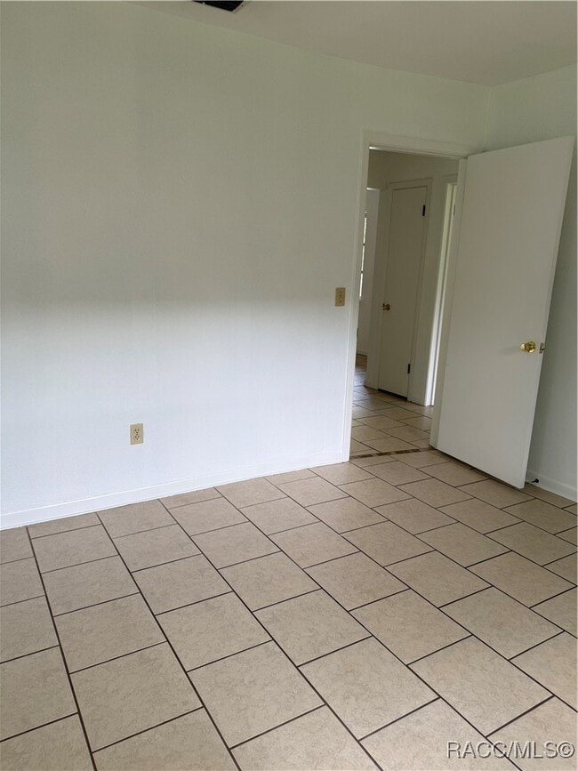 Building Photo - 6106 E Calico Ln