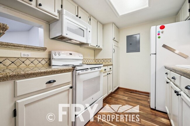 Building Photo - Great Condo In Windsor Community