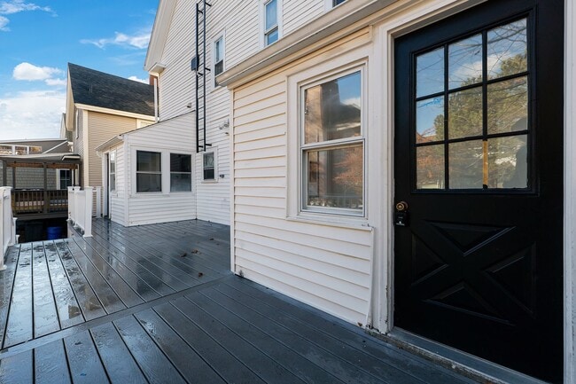 Building Photo - 105-107 Richards