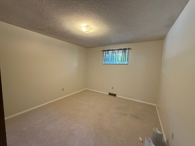Building Photo - Hale - S St Duplex
