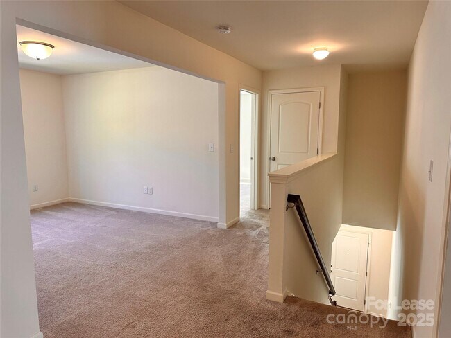 Building Photo - 5125 Saddleback Dr