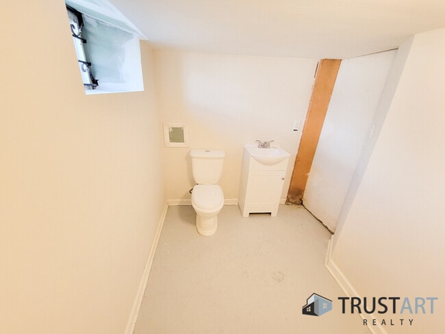 Building Photo - 3 Bedroom House in Belfield