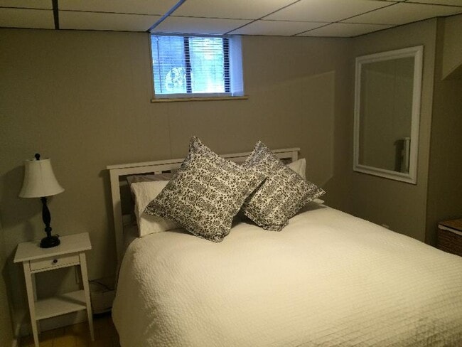 Building Photo - 1 bed in West end