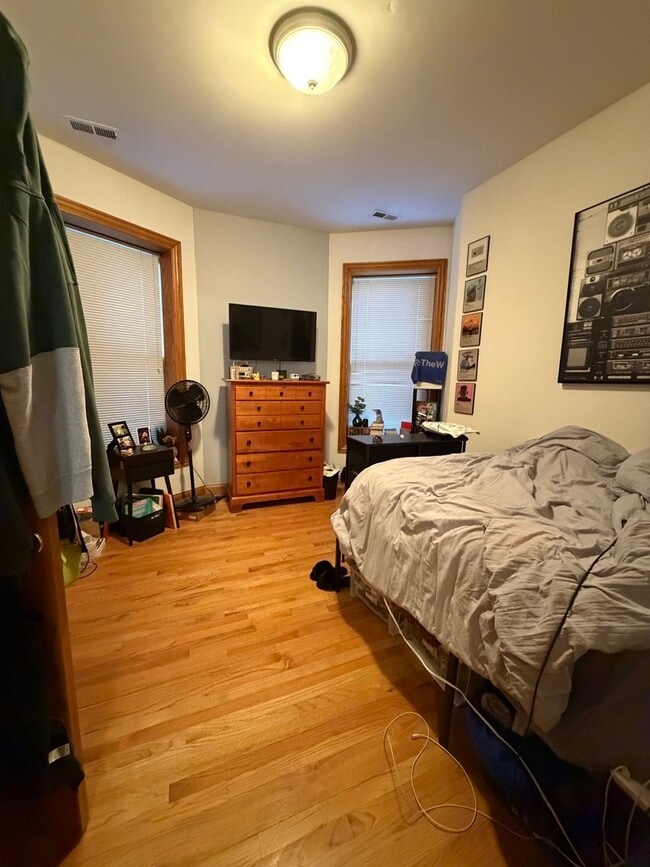 Building Photo - 3734 N Sheffield Ave