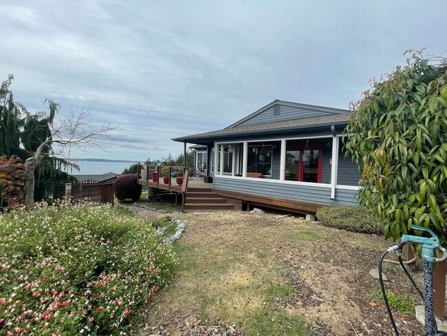Building Photo - Windmill Heights Home With Community Beach...