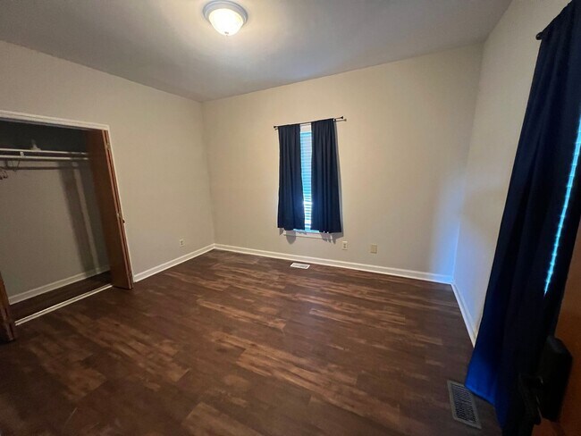Building Photo - Charming 2-bedroom, 1-bath home on a corne...