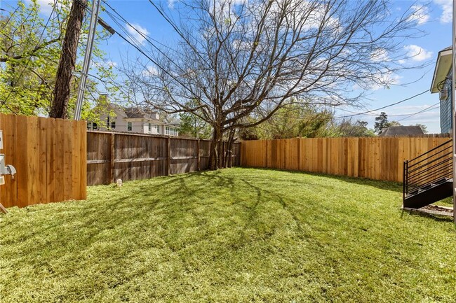 Building Photo - 2509 N MacGregor Way
