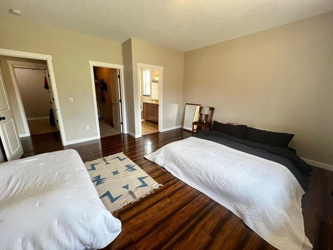 Building Photo - Modern 3 Bedroom Home