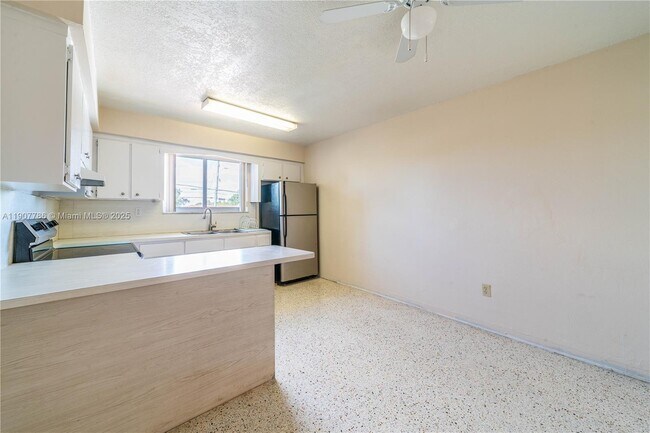 Building Photo - 23 NW 33rd Ave