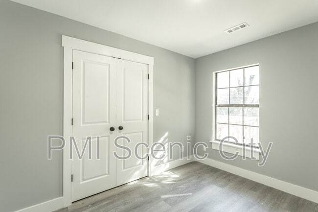 Building Photo - 845 Donaldson Rd