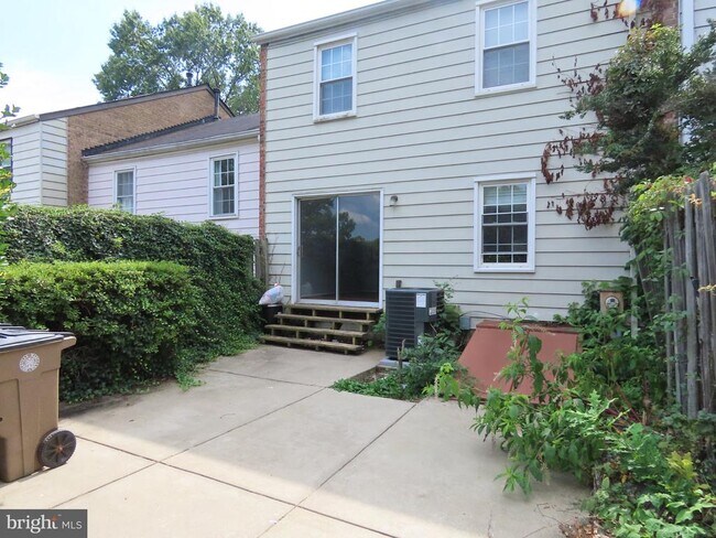 Building Photo - 624 Northcliffe Dr