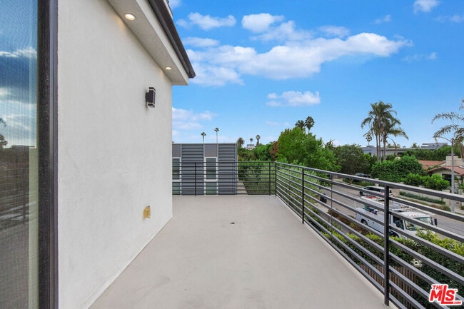 Building Photo - 444 Laurel Ave