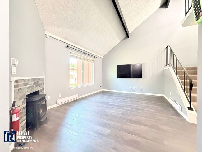 Building Photo - Freshly Updated Gig Harbor Townhome Near the Waterfront!