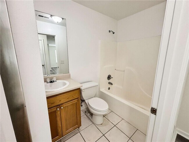 Building Photo - 1400 Stonehaven Cir