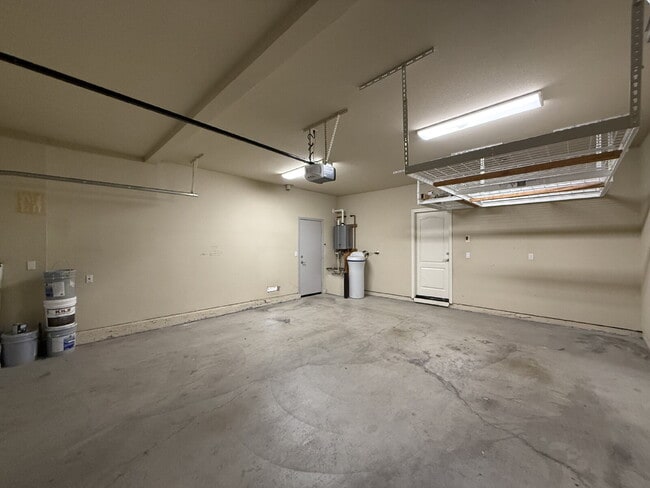 Building Photo - 3 Bedroom 3 Bath Beauty in West Sacramento!