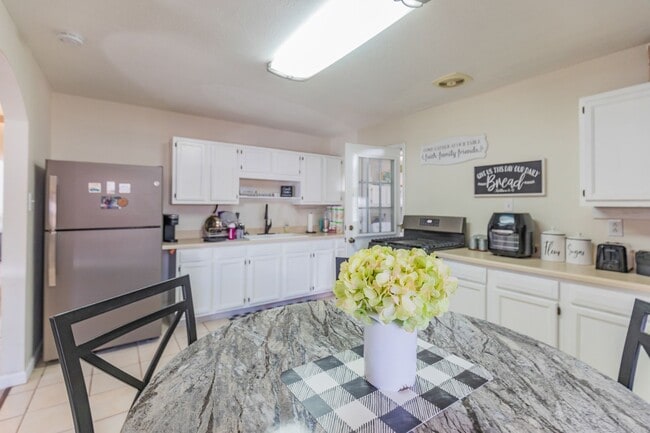 Building Photo - Super cute updated home!