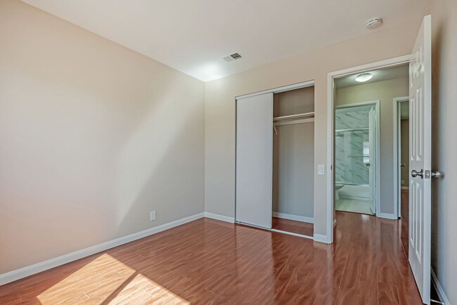 Building Photo - BEAUTIFUL REMODELED TWO STORY TOWNHOME IN ...