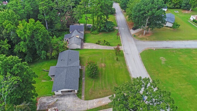 Building Photo - Beautiful 3 Bed 2 Bath Ranch home with a H...