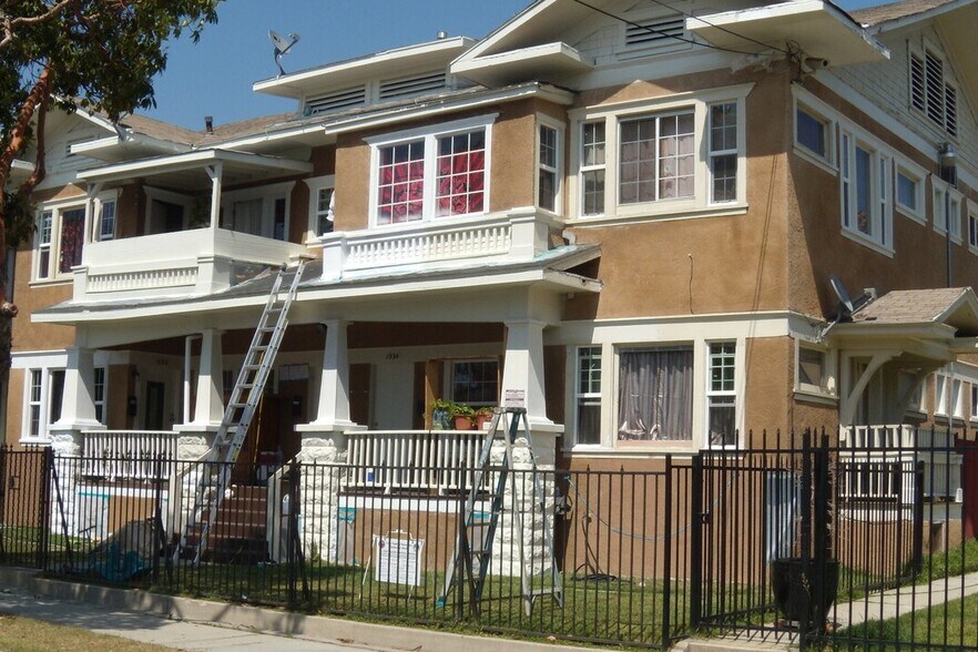Front view of apartment - 1934 Henderson Ave
