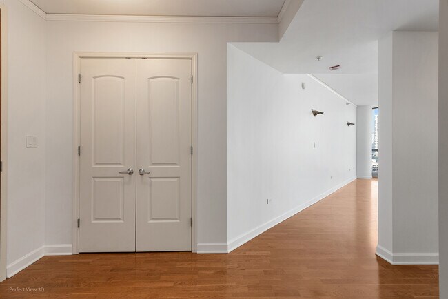 Building Photo - 420 E Waterside Dr