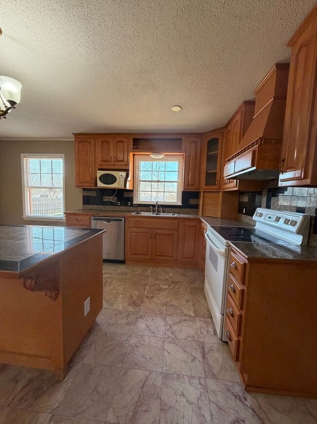 Building Photo - 1,640 Sq Ft | 4 Bed | 2 Bath