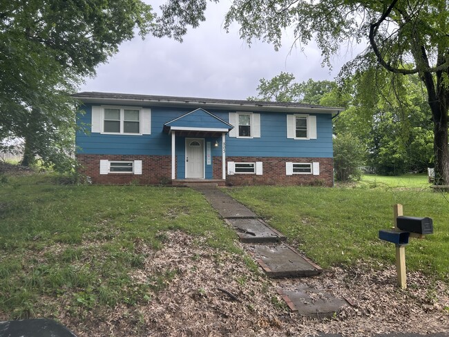 Building Photo - 805 Goldfinch Ave